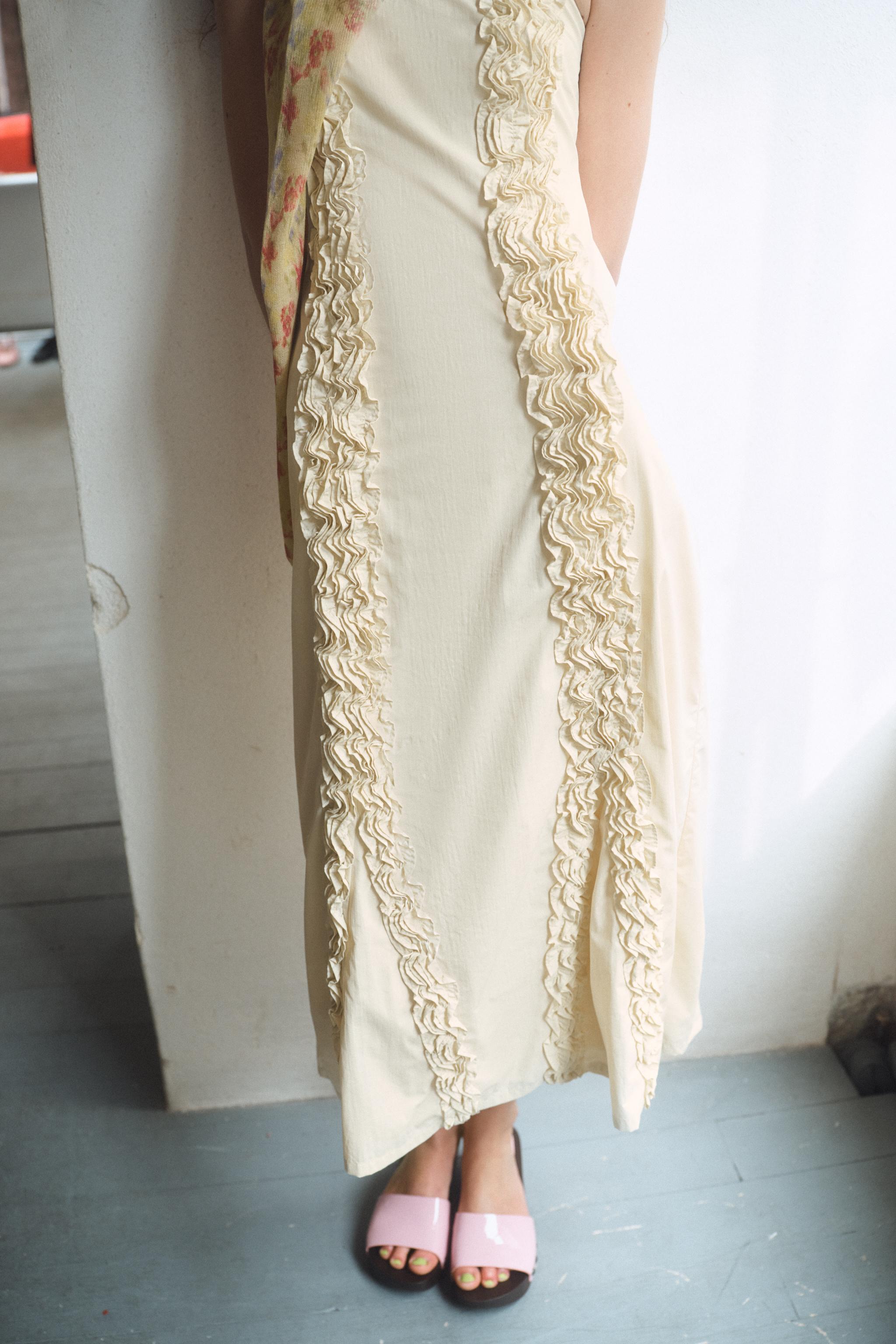 ROBE MI-LONGUE À VOLANTS EN RELIEF